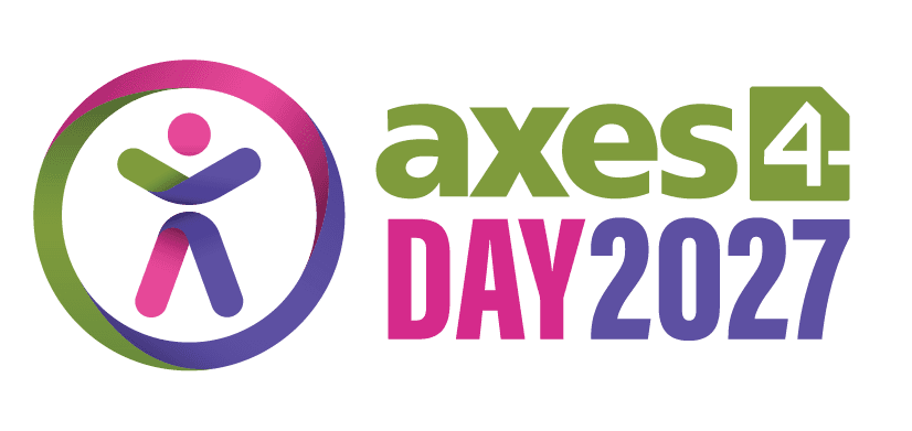 Logo „axes4 Day 2027“ mit einer stilisierten, an das Accessibility-Symbol angelehnten Person in einem farbigen Kreis. Das Logo ist in Grün, Pink und Violett gestaltet.