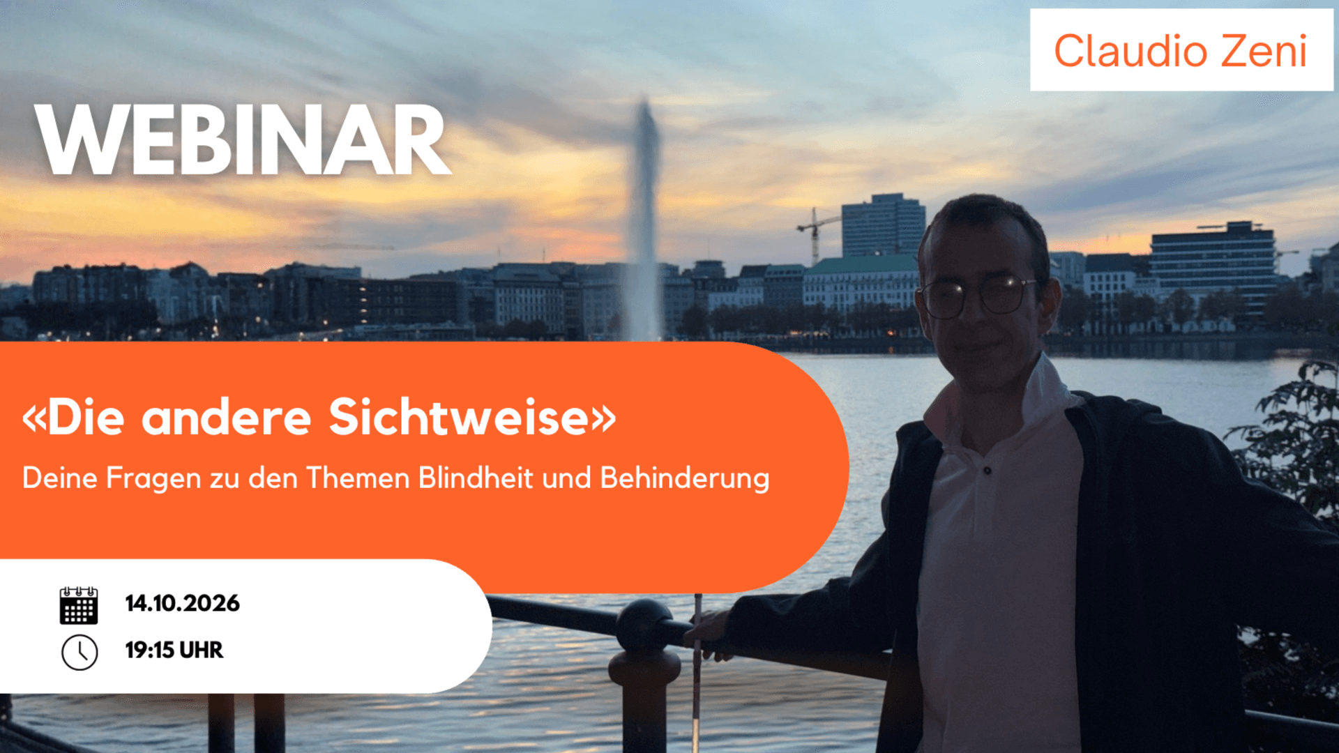 Claudio steht am Wasser in Hamburg und hält einen Blindenstock in der Hand. Im Hintergrund sind die Alster, die Alsterfontäne und Gebäude der Stadt bei Sonnenuntergang zu sehen.